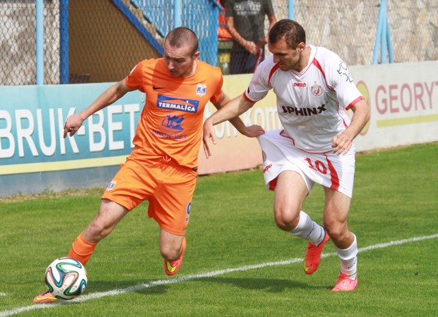 Bartłomiej Smuczyński (z lewej) w rundzie jesiennej zdobył dwa gole