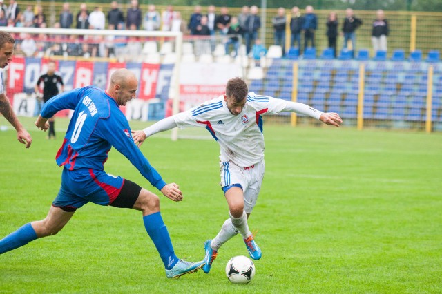 W pierwszym meczu jesienią, Gryf Słupsk (niebiesko-czerwone stroje) zremisował u siebie z Jantarem Ustka 2:2. Rewanż odbędzie się 11 kwietnia