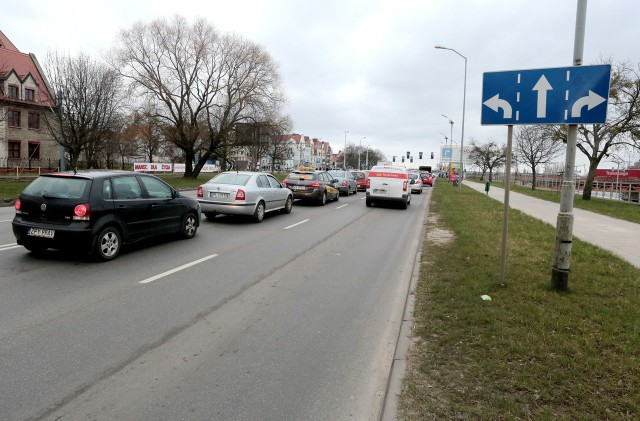 Większość aut korzysta ze środkowego pasa do jazdy na wprost, prawy pas nie jest wykorzystywany.