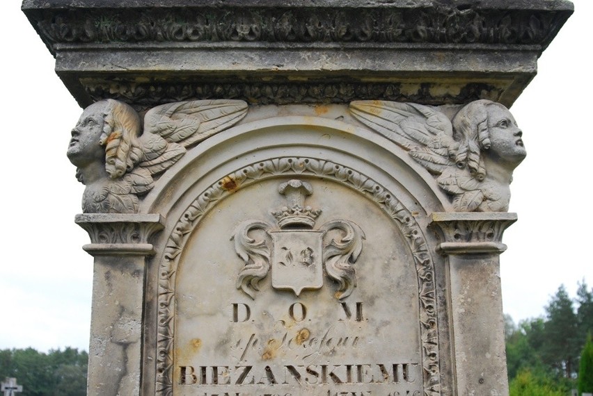 Nagrobek Józefa Bieżańskiego z 1848 roku na cmentarzu...