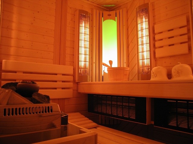 SaunaKabina o dwóch funkcjach: sauna fińska i infrared w jednym.