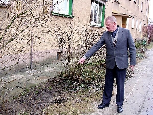 Ziemia wokół bloku zapada się, tylko czekać jak powstanie...