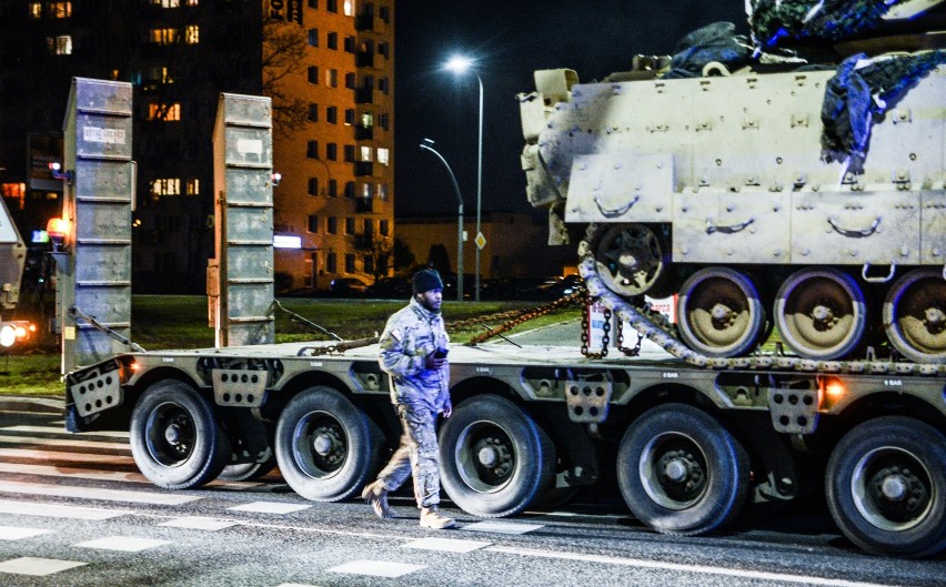 W Bydgoszczy kolumna transportująca czołg zderzyła się z autem osobowym