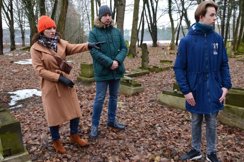 Choć przed chłopakiem i rodzicami, którzy mu pomagają,...