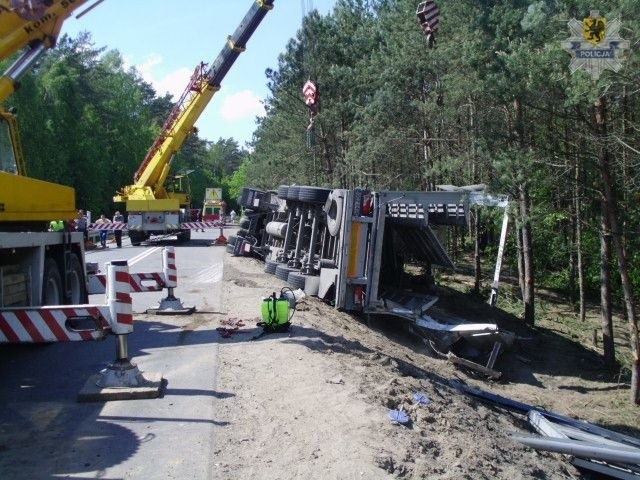 Akcja wyciągania tira trwała około 6 godzin. Do wyciągnięcia samochodu konieczne było użycie ciężkiego sprzętu. Policjanci zorganizowali objazdy, strażacy, oraz pracownicy firmy do której należał tir usunęli martwe zwierzęta.