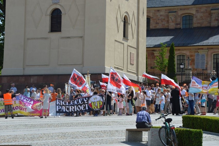 Tłumy przeszły w "Marszu życia" przez centrum Kielc