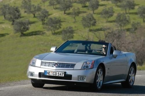 Fot. Cadillac: Cadillac XLR to sportowe auto ze składanym w...