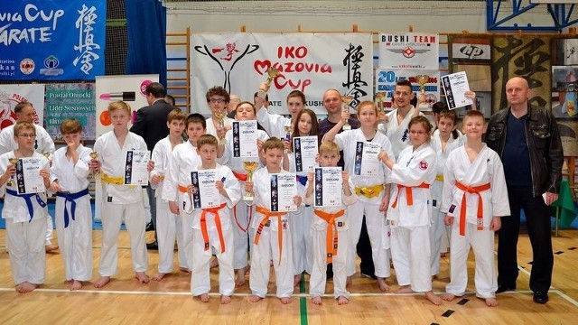 Medalowa drużyna karateków z OKKK.