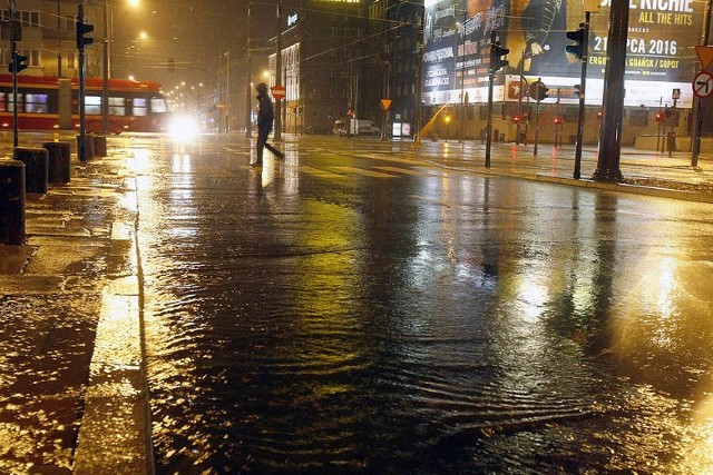 To już koniec upałów. W nocy z piątku na sobotę (21-22 września) nadciągnie załamanie pogody. Według Instytutu Meteorologii i Gospodarki Wodnej już piątek późnym wieczorem regionie łódzkim mogą pojawić się wichury, z porywami wiatru sięgającymi 70-85 km/godz., a lokalnie nawet burze. W sobotę termometry w regionie pokażą maksymalnie 17 stopni. To o 10 stopni mniej niż w piątek.