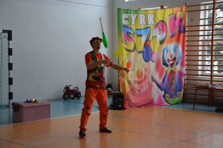 Występ cyrku "Szok" w Publicznej Szkole Podstawowej w Przyłęku. Było wiele śmiechu i gromkie brawa [ZDJĘCIA]