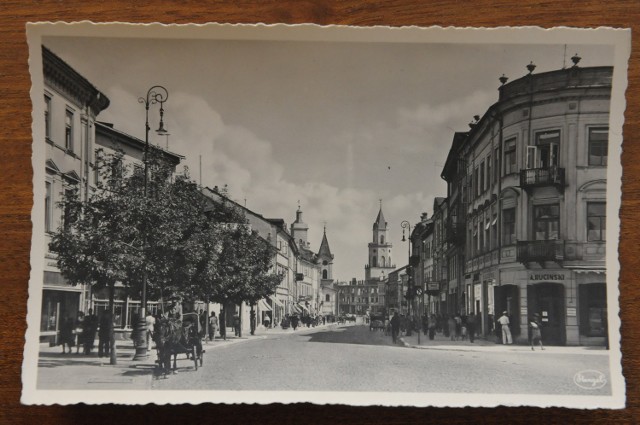 Niemiecka pocztówka, około 1941 roku. Krakowskie Przedmieście, w oddali widać wypalone przez niemieckie bomby kamienice przy Bramie Krakowskiej.