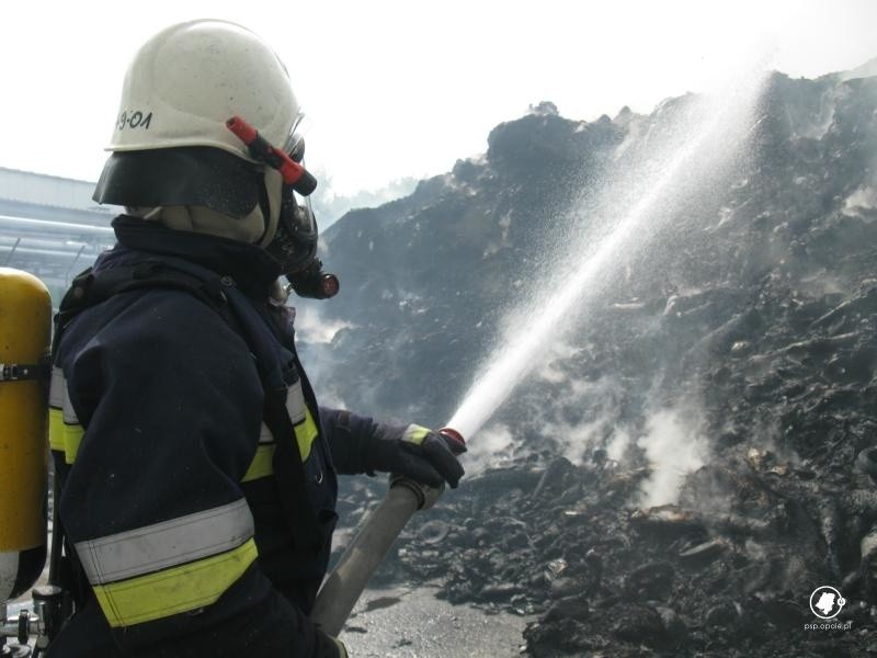 Pożar składowiska makulatury w Metsa Tissue w Krapkowicach.