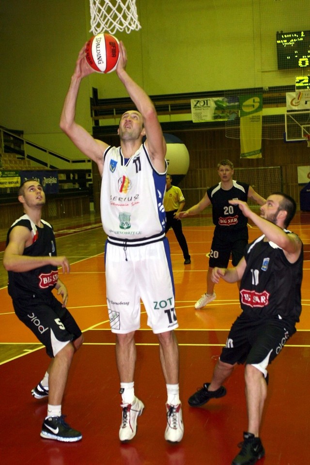 Piotr Miś (z piłką) poprowadził koszykarzy Siarki Tarnobrzeg do zwycięstwa w Pruszkowie.