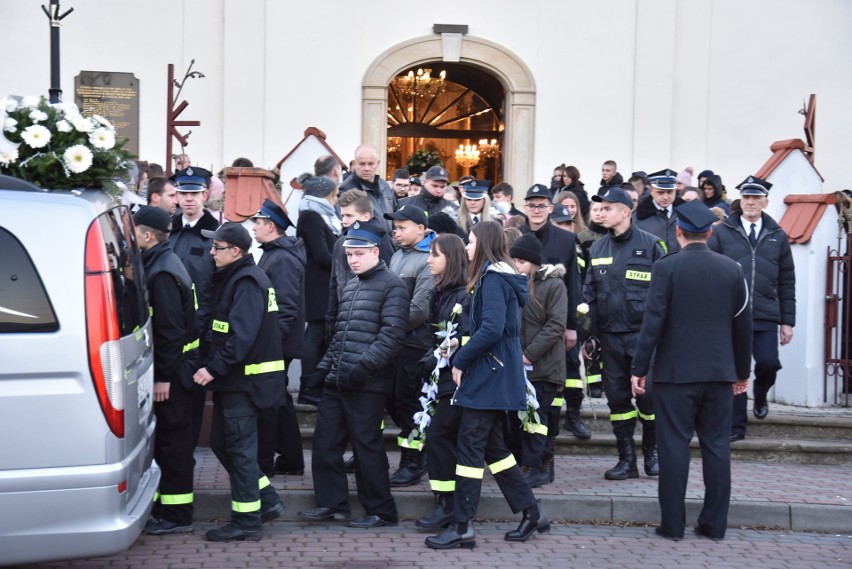 Ostatnia droga Wioli, strażaczki z Łęk. Spoczęła na cmentarzu w Bielanach. Na pogrzebie było kilka tysięcy osób [ZDJĘCIA]