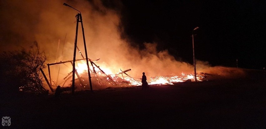 W Mąkowarsku w nocy spłonęła stodoła. Przyczyną prawdopodobnie podpalenie [zdjęcia]