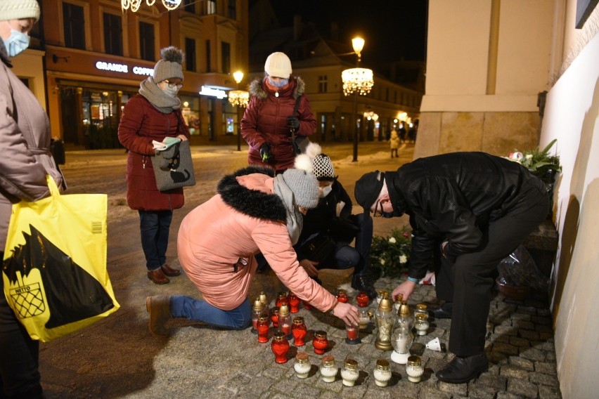 W czwartek wieczorem, przed tablicą "Solidarności" na...