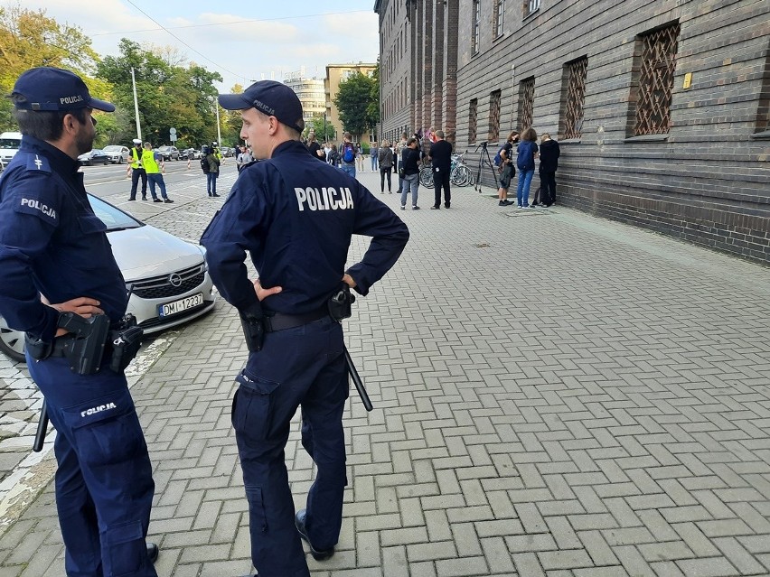 Wrocław: Protest pod komendą policji. “Hańba” i “bandyci” skandowali protestujący [ZDJĘCIA]
