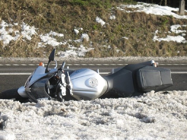 Pijany motocyklista rozbił maszynę marki yamaha