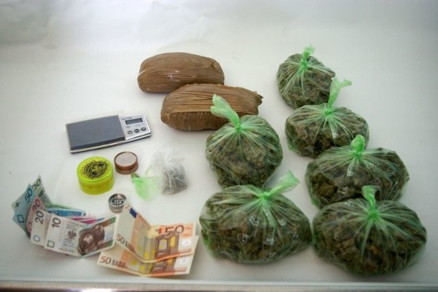 23-latek w domu posiadał blisko 1,1 kg suszu roślinnego. Badanie narkotesterem wykazało, że była to marihuana.