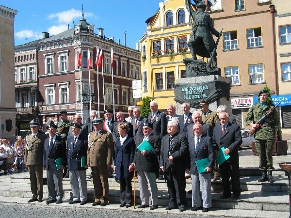 Awansowani i wyróżnieni medalami grudziądzcy  kombatanci.