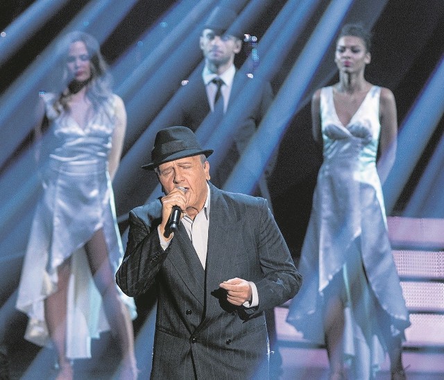 Bartek Kasprzykowski jako Leonard Cohen śpiewa „Hallelujah”