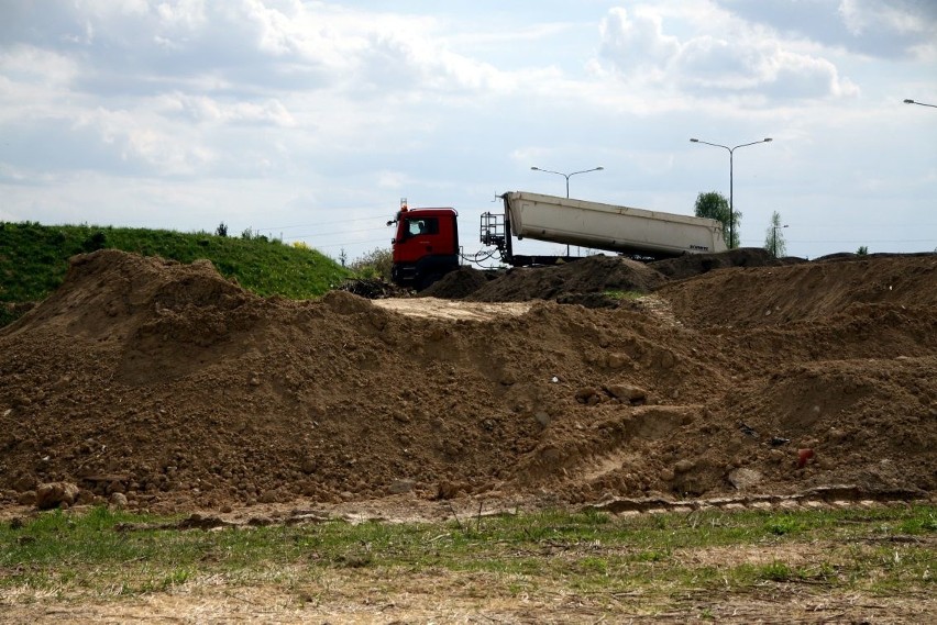 Zwożą ziemię na tor rowerowy Bikepark pod zawody motocrossowe (ZDJĘCIA)