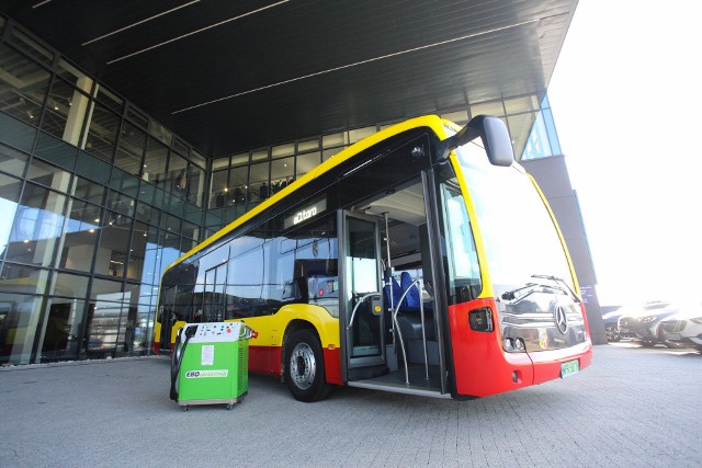 Testowy autobus elektryczny Mercedes eCitaro w barwach wrocławskich miejskich autobusów