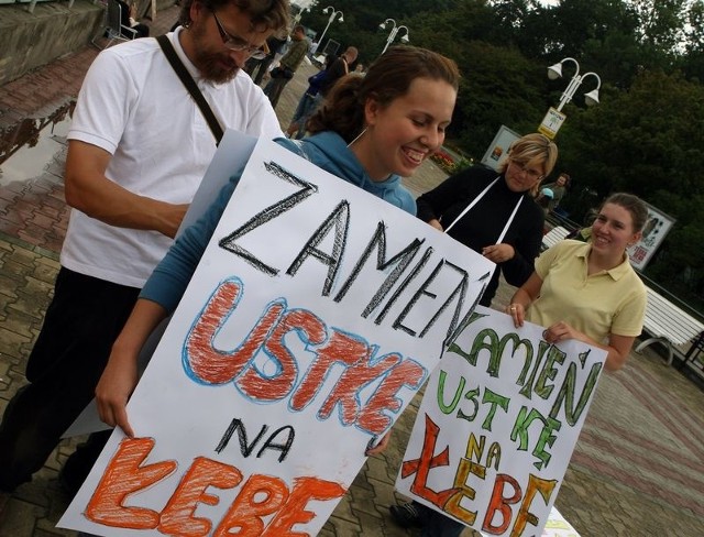 Tak Łeba promowała się w ubiegłym roku na usteckiej promenadzie. Ustka nie odpowiedziała na atak.