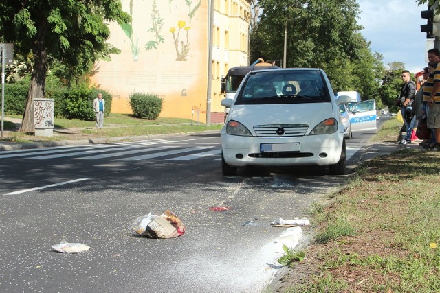 Mężczyzna wtargnął na przejście na czerwonym świetle. Został potrącony przez osobowego Mercedesa.