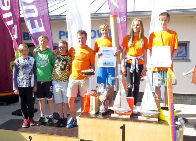 Po  regatach Energa Sailing Cup Puchar Dziwnowa ekipa Chojnickiego klubu Żeglarskiego pozowałą do wspólnego zdjęcia.