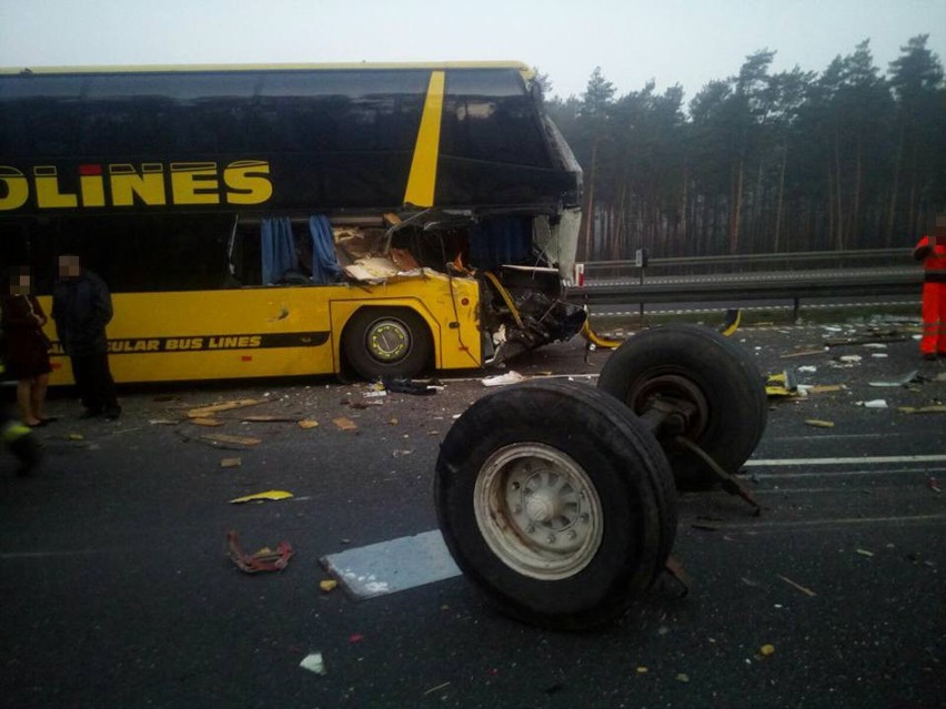 Wypadek cyrkowozu i autobusu na autostradzie A1
