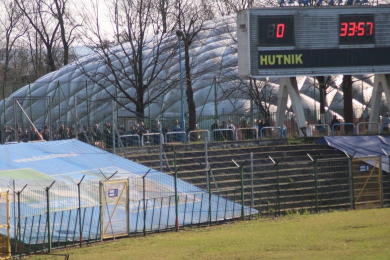 Tłum kibiców zgromadził się przed stadionem Hutnika,...