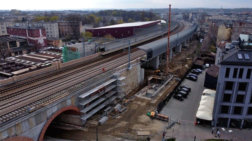 Kraków. Prace przy stacji Grzegórzki trwają. Betonowe klatki schodowe do nowego przystanku kolejowego coraz bardziej widoczne ZDJĘCIA