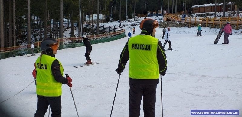 Policjanci na nartach czuwają nad bezpieczeństwem ludzi na...