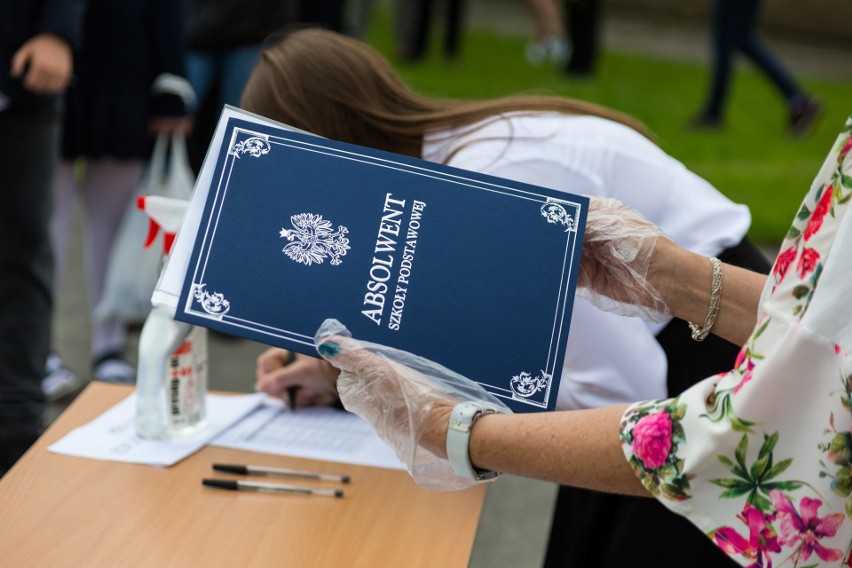 Tak wyglądał odbiór świadectw w krakowskiej Szkole...