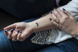 Małe tatuaże damskie, które podkreślą Twoją kobiecość. Zobacz inspirujące wzory na rękę, nogę i inne części ciała