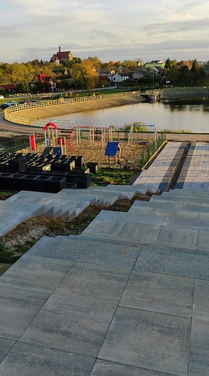 Duże zmiany nad zalewem w Jastrzębiu. Budują skatepark, kaskadę wodną, chodniki i ścieżki rowerowe. Zobaczcie zdjęcia