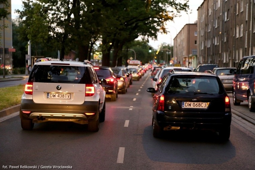 Nocny półmaraton sparaliżował miasto. Korki i zablokowane tramwaje (ZDJĘCIA)