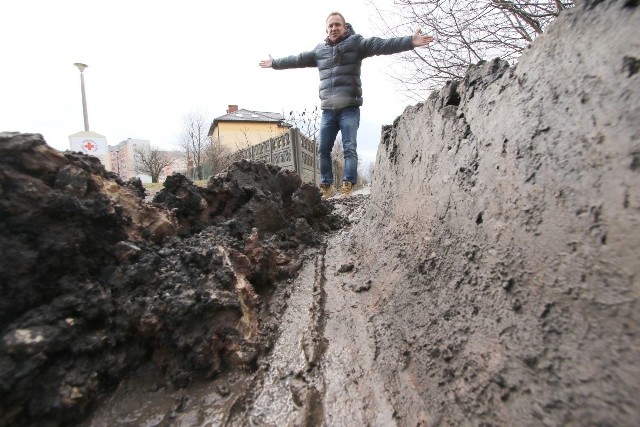 Robert Kołomański pokazuje, jakie warunki panują na ulicy Masłowskiej, przed jego posesją.