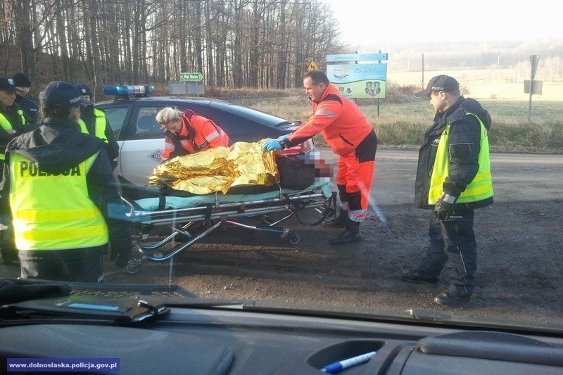 Uciekł z miejsca wypadku i zgubił się w lesie. Było mu zimno i zadzwonił po policję