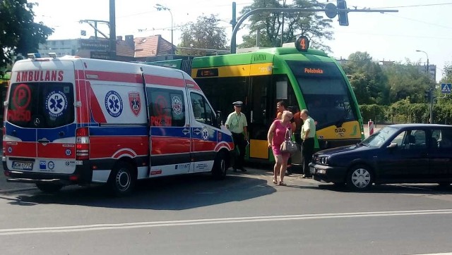 Tramwaj numer 4 zderzył się z samochodem osobowym na skrzyżowaniu ulicy Pułaskiego i alei Wielkopolskiej w Poznaniu. Poszkodowane zostało dziecko, które przewróciło się podczas hamowania tramwaju.Przejdź do kolejnego zdjęcia --->