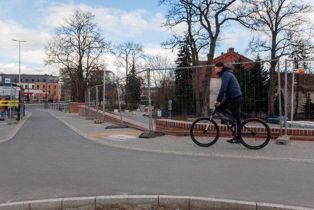 Kłopoty z nowowybudowaną ścieżką rowerową z ulicy Bernardyńskiej w stronę kościoła garnizonowego są już znane. Zbudowano ją przy okazji przebudowy ulicy Kujawskiej. Jest w tej sieci zjazd rowerowy.