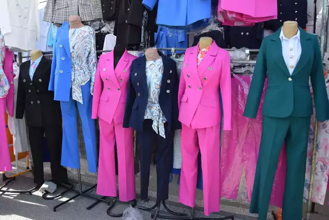 Na targowisku przy ulicy Dworaka w Rzeszowie 7 kwietnia można było kupić mnóstwo wiosenno-letnich ubrań