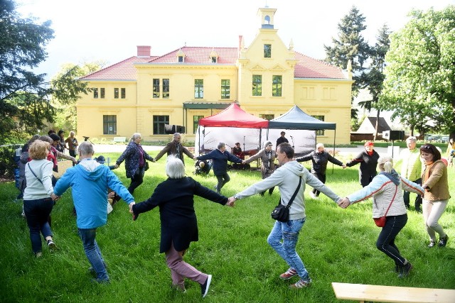 W niedzielę, 23 maja, w pałacu w Starym Kisielinie odbył się Piknik Tradycji. Była to druga edycja tego wydarzenia, poświęcona muzyce dawnej oraz twórczości Henryka Wieniawskiego.Słuchacze mogli usłyszeć brzmienie instrumentów historycznych i dawnych instrumentów ludowych. Na Pikniki pojawili się bowiem koźlarze z Regionu Kozła.Warsztaty edukacyjne o muzyce dawnej poprowadziła Grupa Huskarl z Gniezna, a o twórczości Henryka Wieniawskiego opowiadali muzycznie Jakub Kotowski - skrzypek, koncertmistrz Filharmonii Zielonogórskiej oraz Bartłomiej Stankowiak - pianista, dyrygent, dyrektor Instytutu Muzyki Uniwersytetu Zielonogórskiego.Publiczność dopisała i dobrze się bawiła. Ruszyła nawet w tany. Wideo: Filharmonia Gorzowska świętuje swoje urodziny koncertami na osiedlach