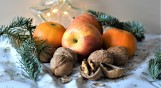 Najpiękniejsze ozdoby świąteczne z orzechów włoskich. Zobacz, jak zrobić bożonarodzeniowe dekoracje DIY. Modne ozdoby na święta za grosze