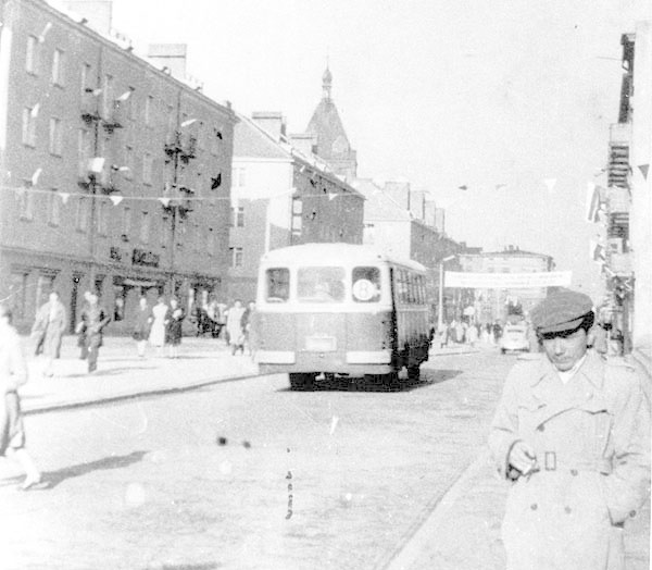 Jeden z miejskich autobusów na ulicy Zwycięstwa, przy delikatesach, Rok 1960. 