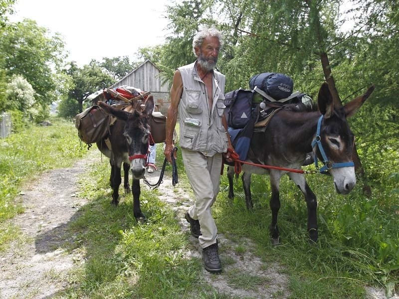 Z Francji na Ukraine wedruje z dwoma osiolkami...