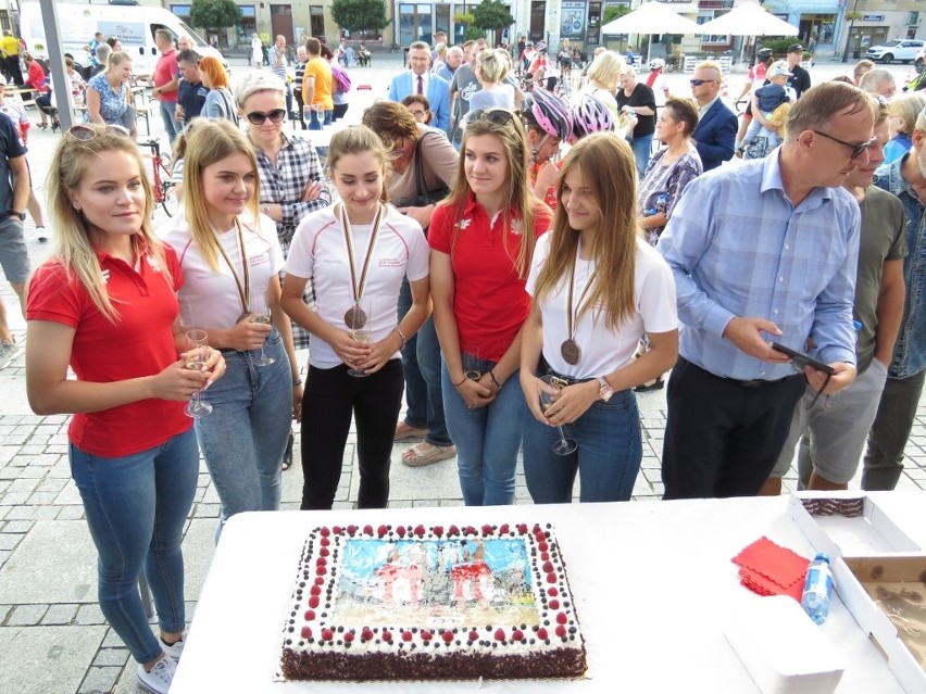 Na rynku miejskim w Darłowie zorganizowano Galę Kolarstwa....