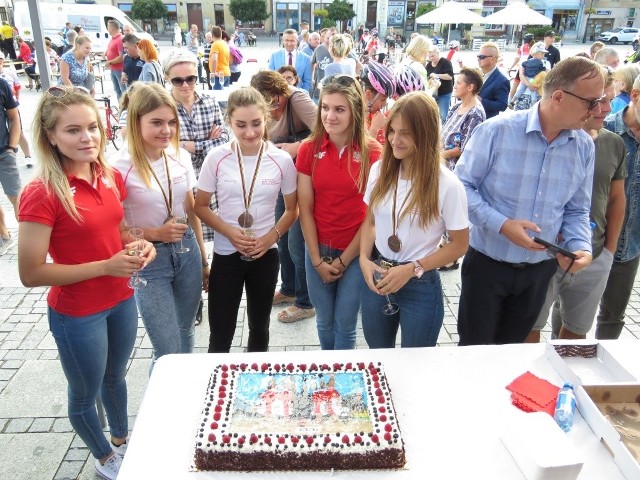 Na rynku miejskim w Darłowie zorganizowano Galę Kolarstwa. Uroczyście powitano darłowskie kolarki, które niedawno wróciły z Mistrzostw Świata juniorów w kolarstwie torowym. Na scenie zaprezentowały się: Daria Pikulik, Wiktoria Pikulik, Marta Jaskulska, Nikola Sibiak oraz Nikola Seremak. Młode kolarki w ostatnim czasie pokazały swoją świetną formę  zdobywając szereg medali. - Kolarstwo to świetny sposób na zorganizowanie sobie czasu. To jest sport, w którym można się rozwinąć, przy tym zwiedzić wiele miejsc na świecie i poznać ciekawych ludzi. Moje najbliższe plany to zdobywanie pucharów świata i kwalifikacja olimpijska - mówiła podczas gali Daria Pikulik.Warto przypomnieć, że Daria Pikulik zdobyła m.in. 4 miejsce mistrzostw świata elity w omnium olimpijskim w Hongkongu w 2017 roku. Zajęła także 2 miejsce mistrzostw Europy do 23 lat w wyścigu drużynowym (Anadia 2017). W trakcie Gali Kolarstwa w Darłowie mieszkańcy mogli porozmawiać z medalistkami o ich pasji do kolarstwa. Na koniec był tort ze zdjęciem wszystkich zawodniczek. 