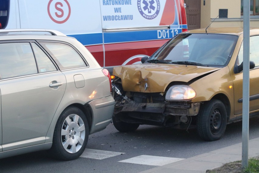 Wypadek na Dmowskiego. Kierowca renault nie wyhamował [ZDJĘCIA]